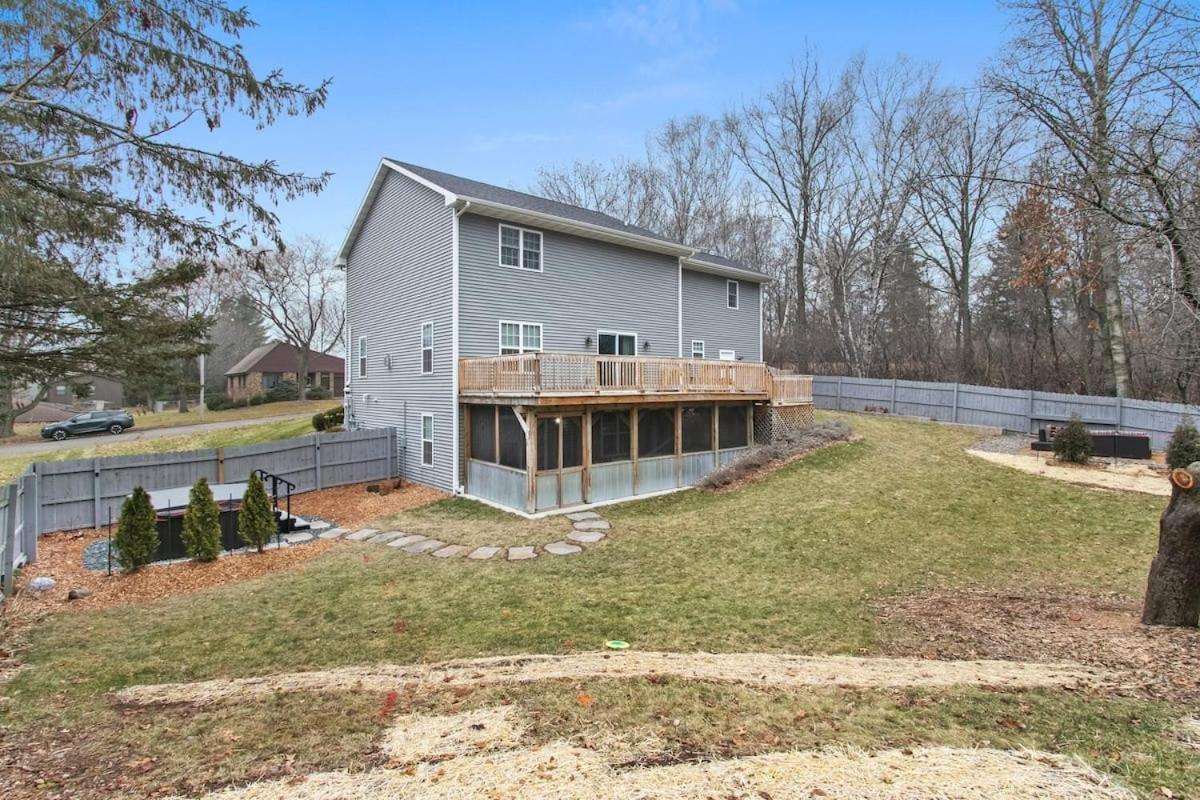 The Hilltop Hideaway With Hot Tub Home Green Bay Exterior photo