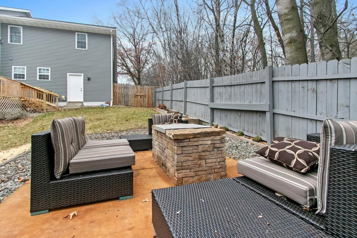 The Hilltop Hideaway With Hot Tub Home Green Bay Exterior photo