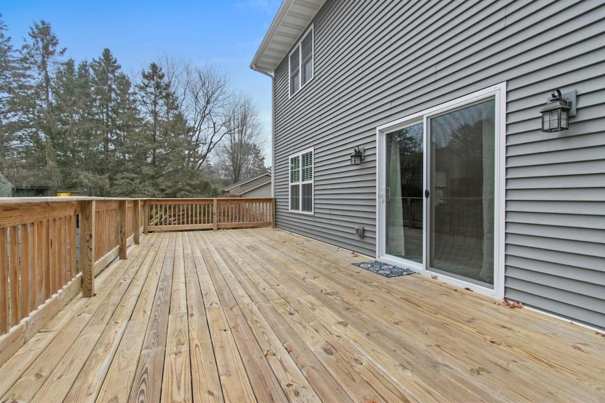 The Hilltop Hideaway With Hot Tub Home Green Bay Exterior photo