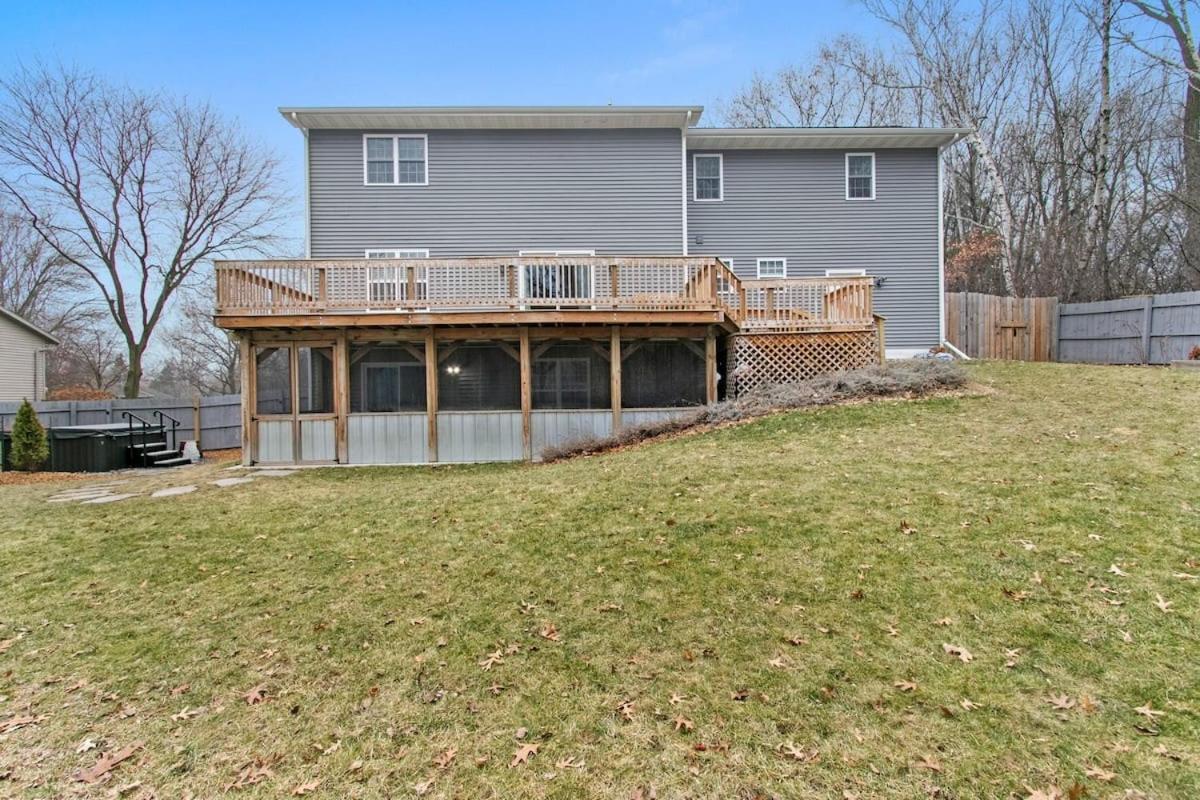 The Hilltop Hideaway With Hot Tub Home Green Bay Exterior photo