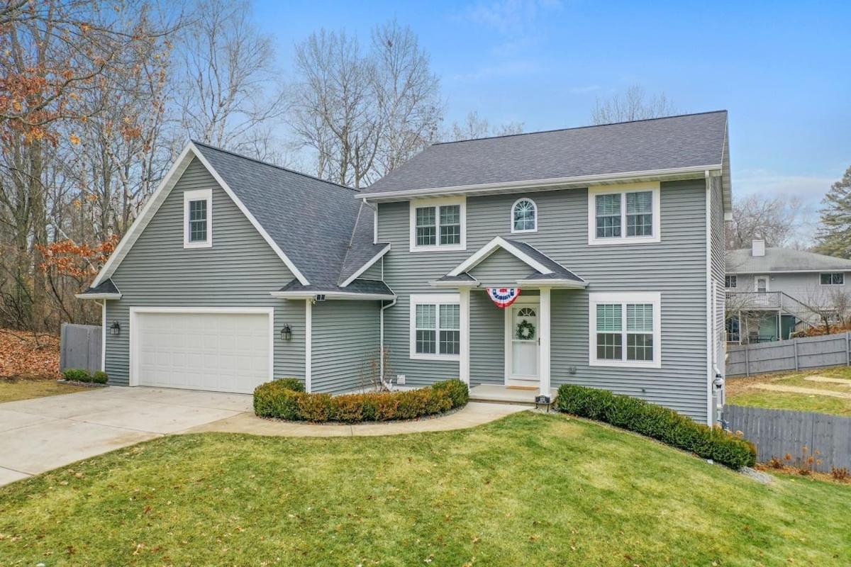 The Hilltop Hideaway With Hot Tub Home Green Bay Exterior photo